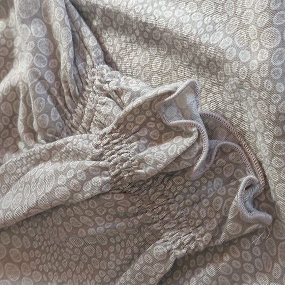 BNWT beautiful poly/rayon blouse with an off the shoulder look 😍 - Picture 3 of 3